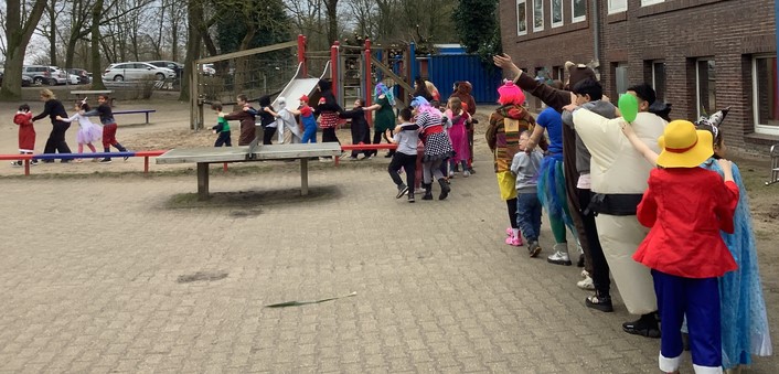 Polonaise über den Schulhof